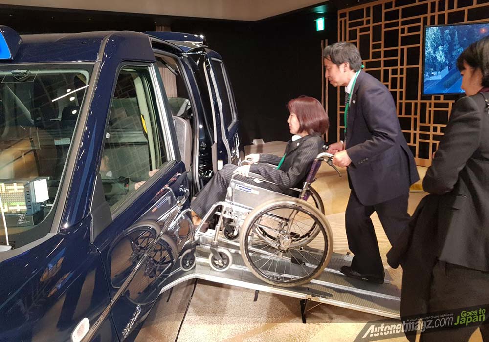 Berita, Taksi-untuk-penyandang-disabilitas-Lifecare-JPN-Taxi: Tokyo Motor Show 2017 : Toyota JPN Taxi, Taksi Hybrid Khusus Untuk Jepang