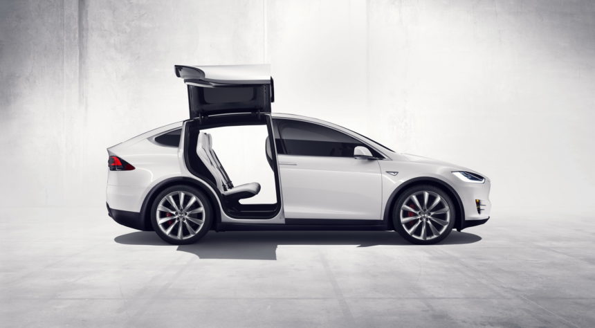 Bos FCA Ingin Membeli Teknologi Listrik Tesla Bos FCA Ingin Membeli Teknologi Listrik Tesla