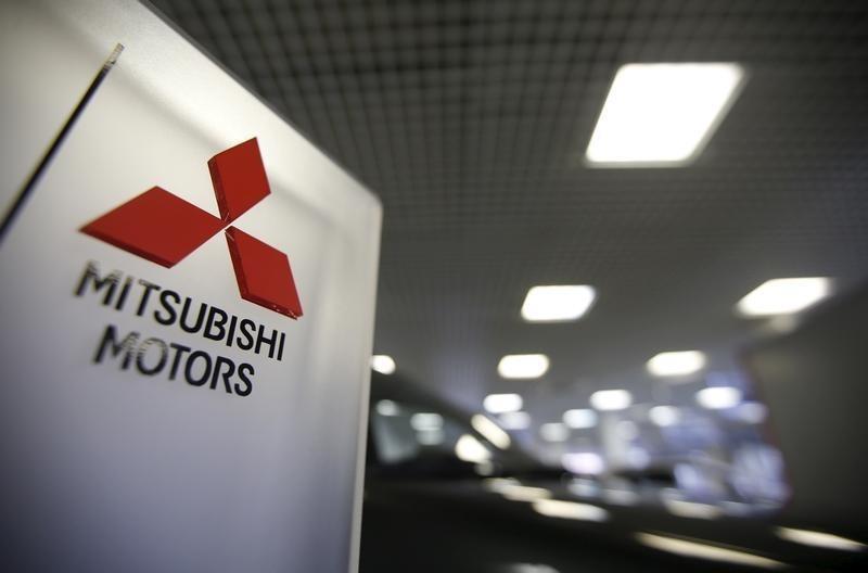 International, The logo of Mitsubishi Motors is seen on a board at a showroom in Moscow: Mitsubishi Recall Besar-Besaran Hingga 2 Kali Seminggu