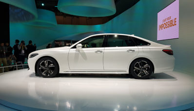 Tokyo Motor Show 2017 : Toyota Crown Concept, Kini Dilengkapi Konektivitas Antar Mobil Tokyo Motor Show 2017 : Toyota Crown Concept, Kini Dilengkapi Konektivitas Antar Mobil