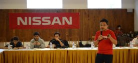 Bapak Sugihendi, Trainer Nissan College sedang menjelaskan mengenai eco-driving