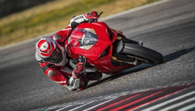 EICMA 2017 : Ducati Panigale V4 Akhirnya Diluncurkan, Tenaganya Edan EICMA 2017 : Ducati Panigale V4 Akhirnya Diluncurkan, Tenaganya Edan