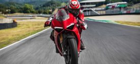 Ducati Panigale V4 cornering