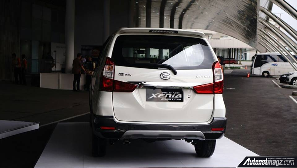 Berita, sisi belakang Daihatsu Xenia Custom: Daihatsu Xenia Custom : Ketika Xenia Ingin Menjadi Crossover