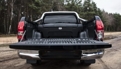 Edisi Spesial 50 Tahun Toyota Hilux Berselimutkan Chrome Edisi Spesial 50 Tahun Toyota Hilux Berselimutkan Chrome