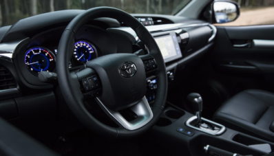 Edisi Spesial 50 Tahun Toyota Hilux Berselimutkan Chrome Edisi Spesial 50 Tahun Toyota Hilux Berselimutkan Chrome