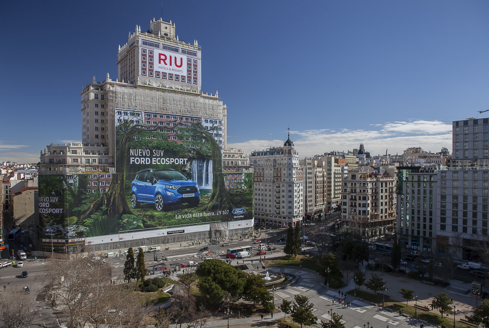 Ford, The enormous new Ford EcoSport billboard in Madrid, Spain, is th: Rekor Dunia Baru dari Ford, Billboard Sebesar 20 Lapangan Tenis!