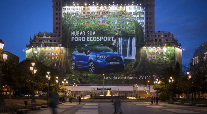 Rekor Dunia Baru dari Ford, Billboard Sebesar 20 Lapangan 