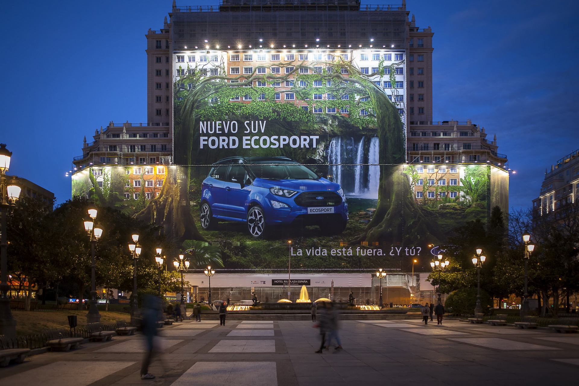 Ford, The enormous new Ford EcoSport billboard in Madrid, Spain, is th: Rekor Dunia Baru dari Ford, Billboard Sebesar 20 Lapangan Tenis!
