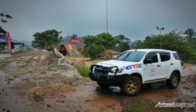 Isuzu MU-X 4WD Beraksi Garuk Medan Offroad di Bogor Isuzu MU-X 4WD Beraksi Garuk Medan Offroad di Bogor