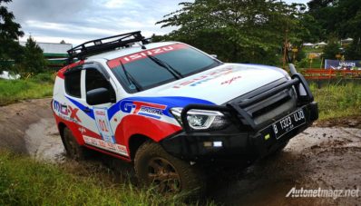 Isuzu MU-X 4WD Beraksi Garuk Medan Offroad di Bogor Isuzu MU-X 4WD Beraksi Garuk Medan Offroad di Bogor