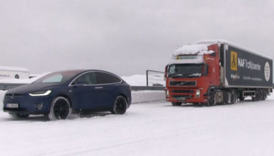 Tesla Model X Sanggup Derek Truk di Kondisi Salju