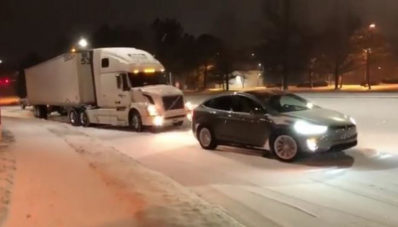 Tesla Model X Sanggup Derek Truk di Kondisi Salju