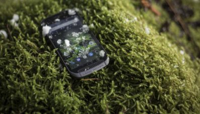 Land Rover Explorer : Smartphone Tangguh Bak SUV Land Rover