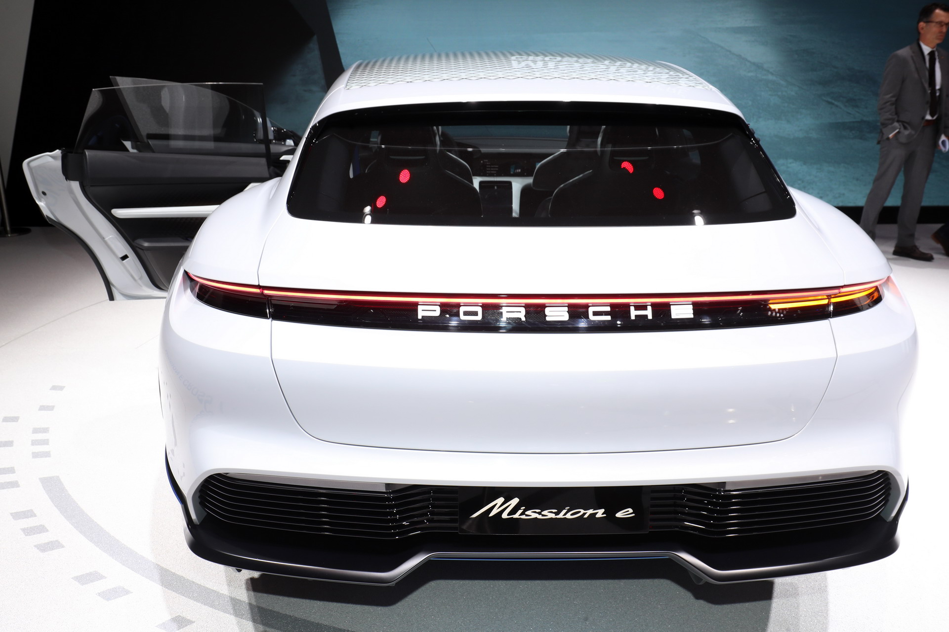 Geneva International Motor Show, Porsche-Mission-E-Cross-Turismo-Concept-26: Porsche Mission E Cross Turismo : Panamera Listrik Jangkung Dikit