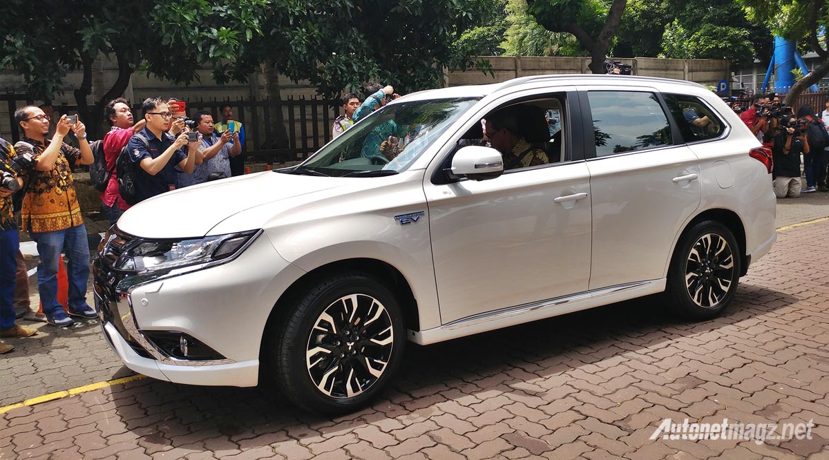 Mitsubishi, mitsubishi outlander phev 2018 indonesia putih: First Impression Review Mitsubishi Outlander PHEV 2018