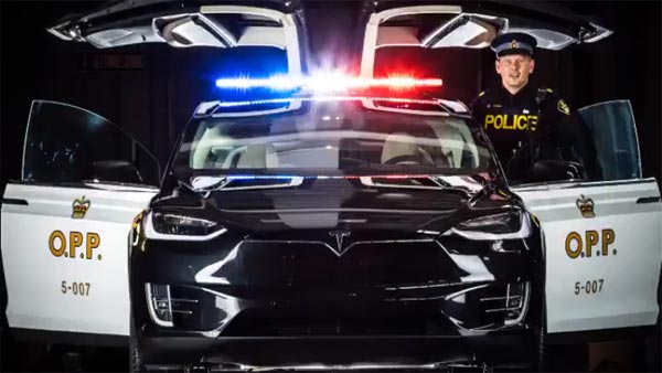Berita, Tesla Model X Police Swiss Gantikan Mobil Diesel: Polisi Swiss Gantikan Mobil Diesel Dengan Tesla Model X