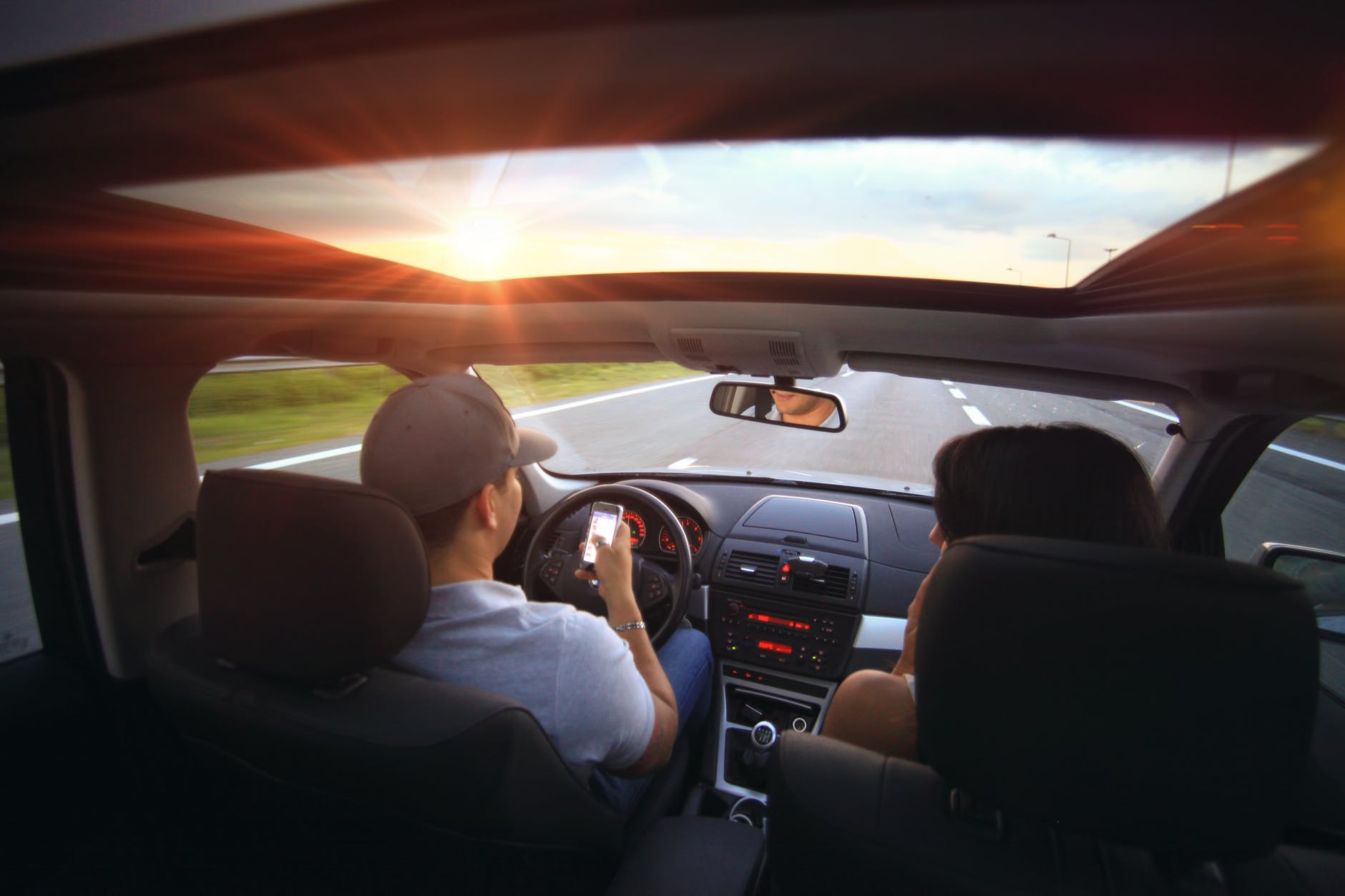 Berita, mengemudi berbahaya: Roadside Detection System Inggris : Letakkan Handphone atau Dibuat Malu?