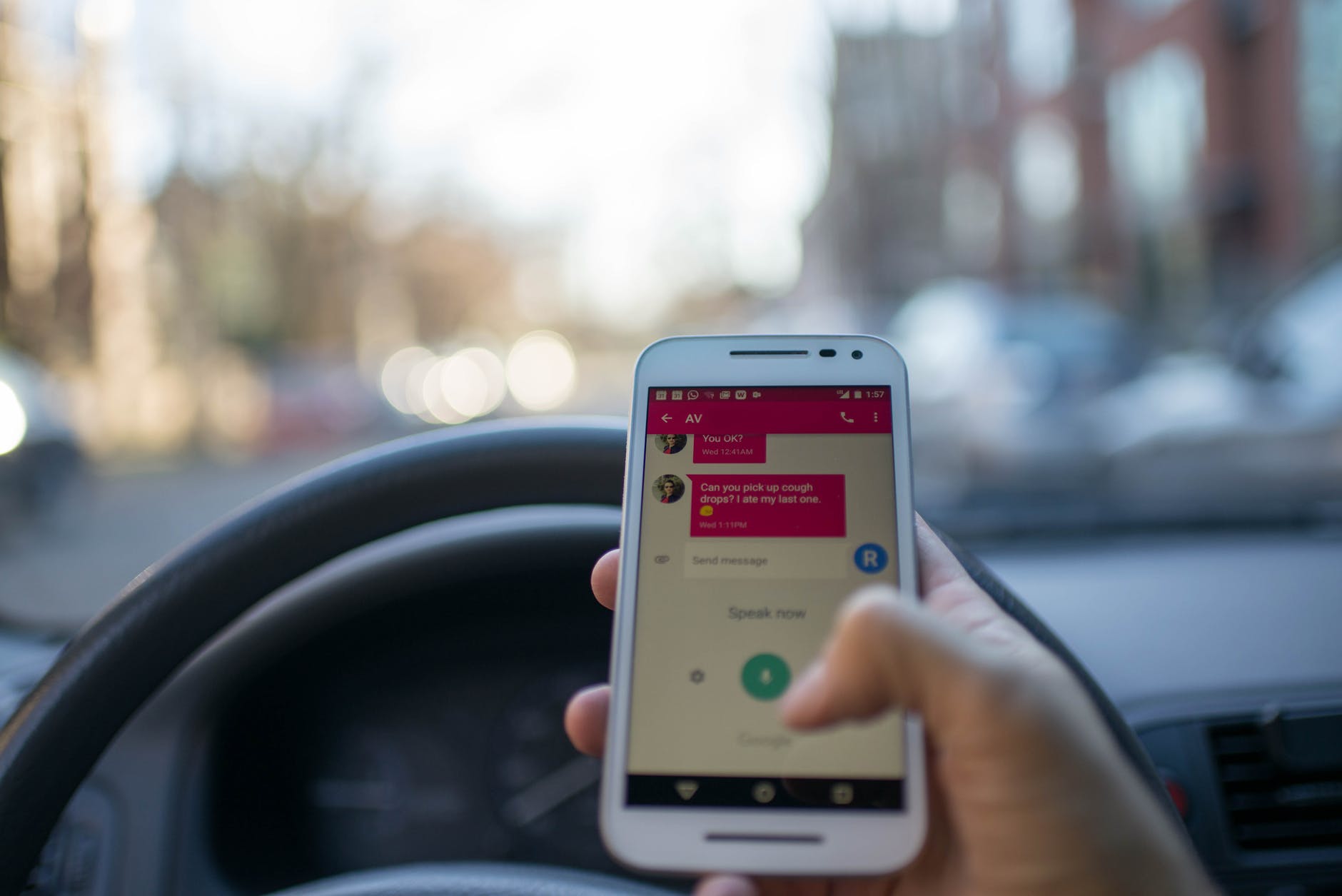 Berita, mengemudi dan bermain handphone: Roadside Detection System Inggris : Letakkan Handphone atau Dibuat Malu?