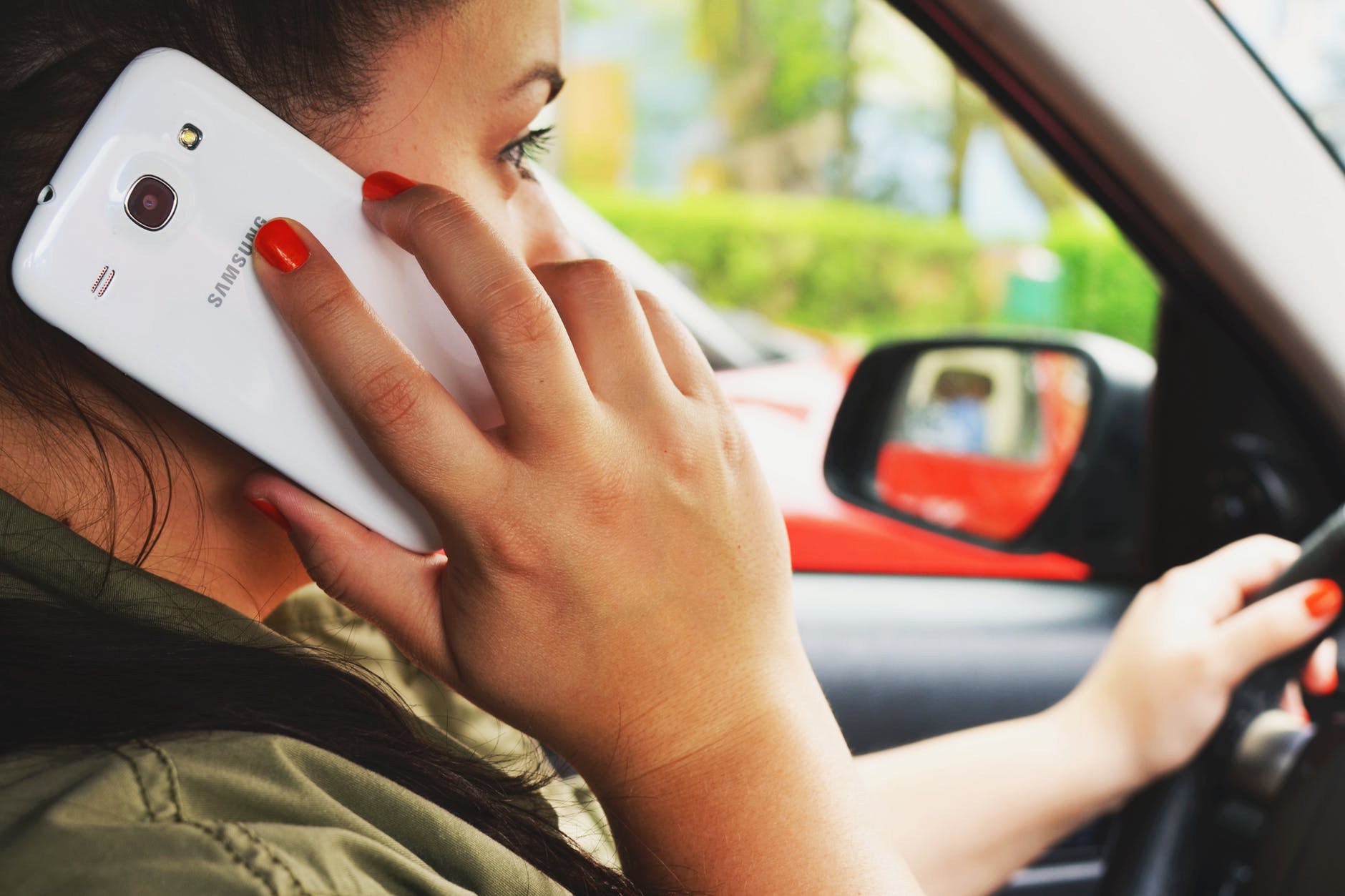 Berita, mengemudi sambil menelpon: Roadside Detection System Inggris : Letakkan Handphone atau Dibuat Malu?
