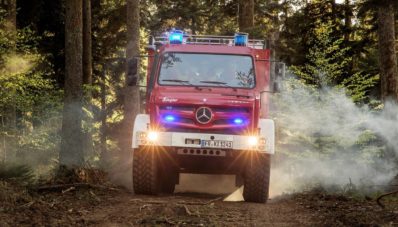 Mercedes-Benz Unimog Fire Truck Edition: Pelibas Hutan, Pelahap Api Mercedes-Benz Unimog Fire Truck Edition: Pelibas Hutan, Pelahap Api