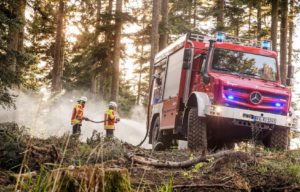 Mercedes-Benz Unimog Fire Truck Edition: Pelibas Hutan, Pelahap Api Mercedes-Benz Unimog Fire Truck Edition: Pelibas Hutan, Pelahap Api