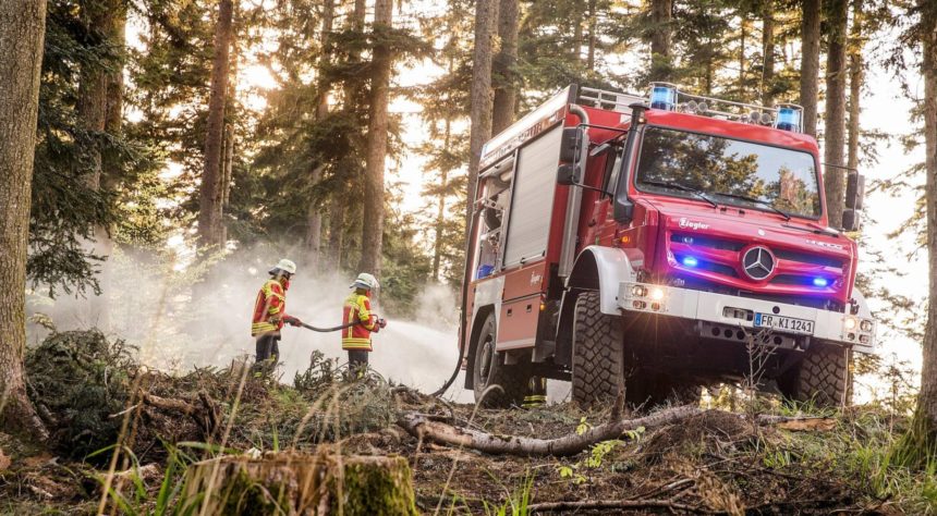 Mercedes-Benz Unimog Fire Truck Edition: Pelibas Hutan, Pelahap Api Mercedes-Benz Unimog Fire Truck Edition: Pelibas Hutan, Pelahap Api