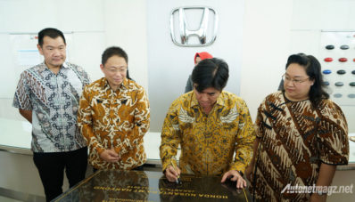 Honda Resmikan Dealer Terbesar, Muat 36 Mobil Display! Honda Resmikan Dealer Terbesar, Muat 36 Mobil Display!