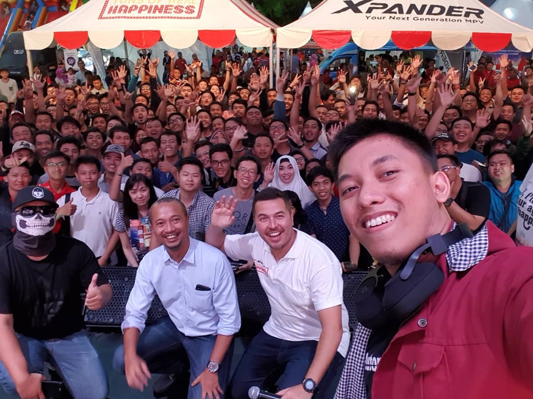 Berita, Ridwan Hanif AutonetMagz Fitra Eri dan om Mobi Motomobi di acara Xpander Real Of Tons Happiness Mitsubishi Surabaya: Mitsubishi Xpander Tons of Real Happiness Sambangi Kota Surabaya