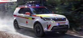 Petugas di Land Rover Red Cross Discovery