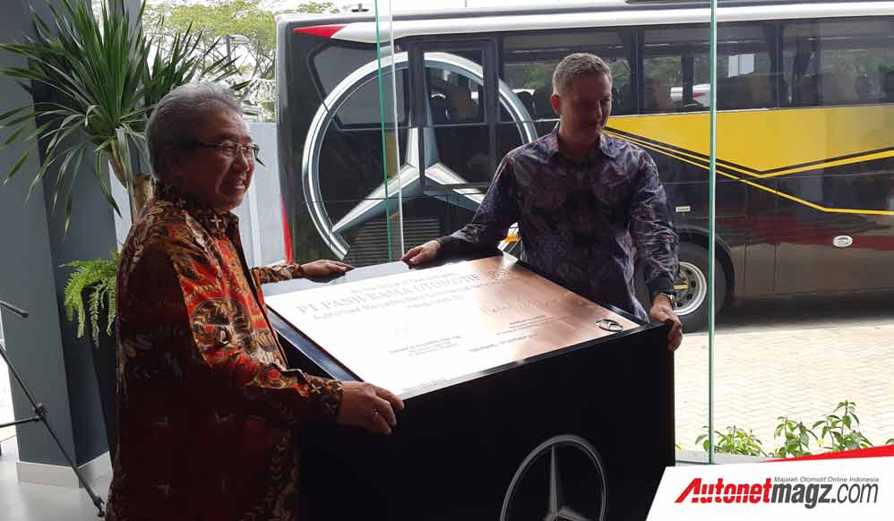 Berita, mercedes-benz-dealer-truck-bsd-signing: Mercedes-Benz Indonesia Resmikan Dua Showroom Baru
