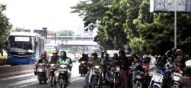 Musim Hujan, Pengendara Motor Harus Berhati-Hati Dengan Marka Jalan
