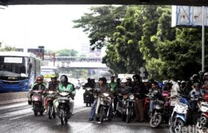 Musim Hujan, Pengendara Motor Harus Berhati-Hati Dengan Marka Jalan Musim Hujan, Pengendara Motor Harus Berhati-Hati Dengan Marka Jalan