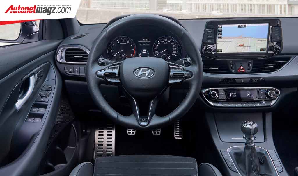 Hyundai, Hyundai-i30_Fastback_N_Line-2019-dashboard: Hyundai i30 Fastback N Line, Sporti Yang Jinak