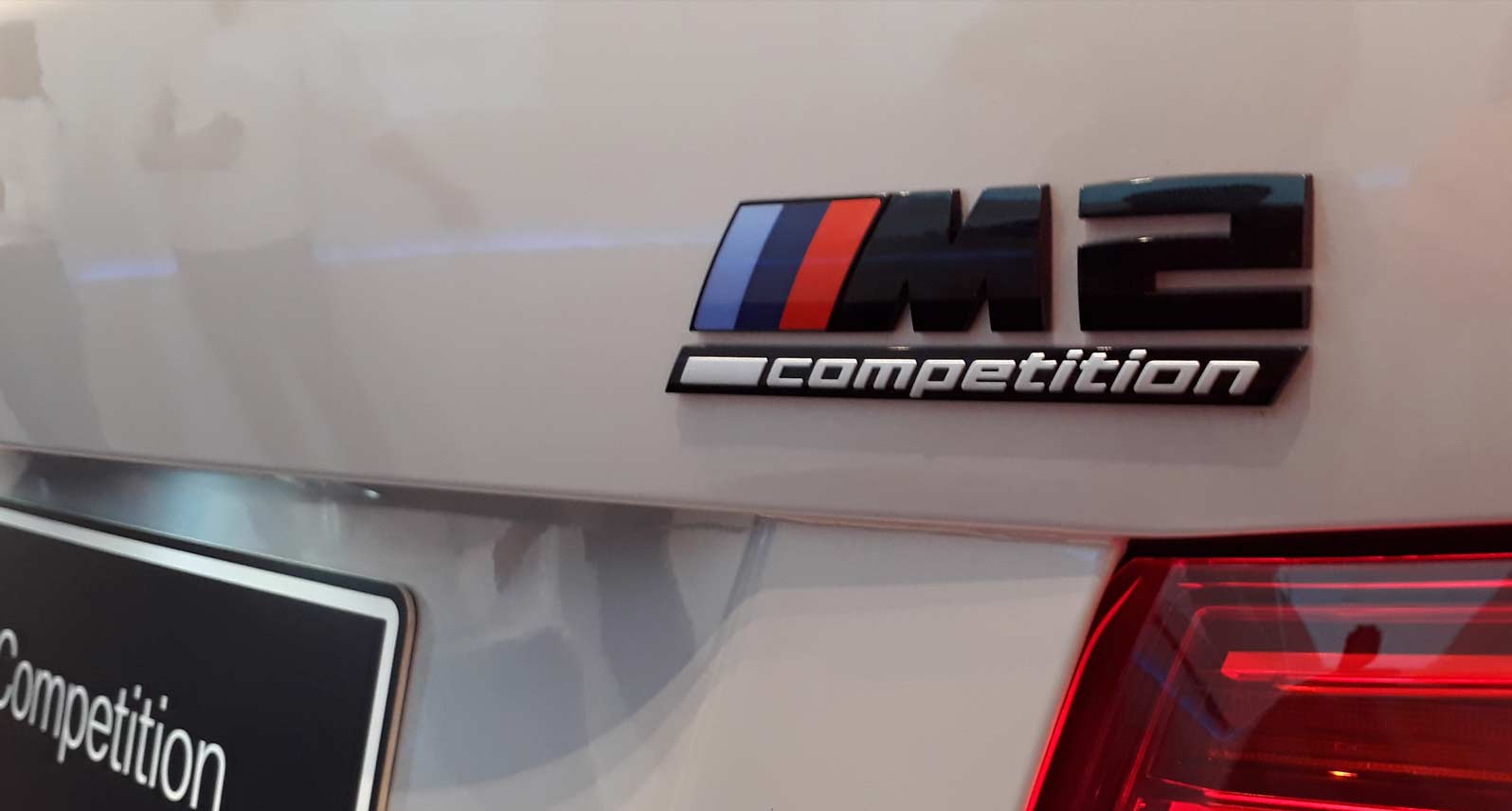 BMW, bmw-m2-competition-2019-logo: BMW M2 Competition 2019, Kala Berlebihan Itu Bagus