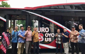 Mercedes-Benz Serahkan 10 Unit Bus Untuk Operasional Bus Suroboyo