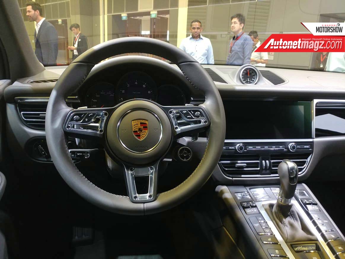 Berita, New-Porsche-Macan-steering-wheel: Singapore Motor Show 2019 : New Porsche Macan Resmi Dirilis!