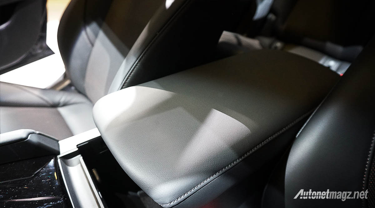 International, mazda-3-2019-armrest: First Impression Review Mazda 3 Hatchback 2019