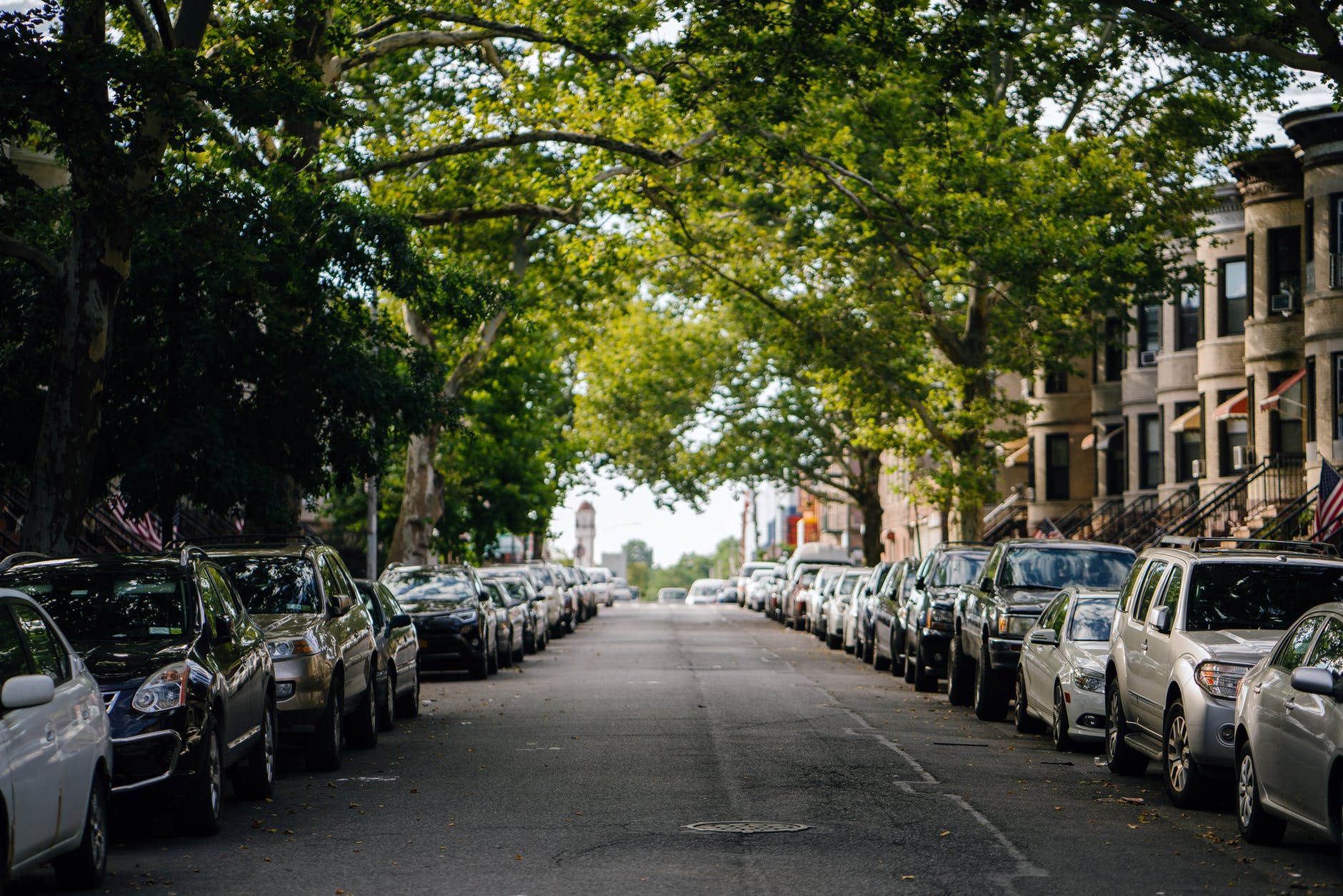 Berita, parkir-bahu-jalan: Mulai 2020, Pemilik Mobil di Depok Harus Punya Garasi