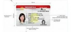 Petugas menunjukkan kartu Smart SIM (Surat Izin Mengemudi) di Gedung Satuan Penyelenggara Administrasi (Satpas) dan gerai SIM di Kabupaten Bekasi, Cikarang,  Jawa Barat, Kamis (22/8/2019).