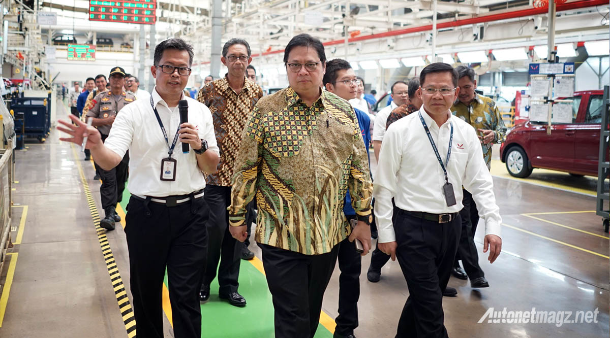 Berita, pabrik-wuling-dan-menteri-perindustrian: Wuling Indonesia Mulai Ekspor, Almaz Jadi Captiva