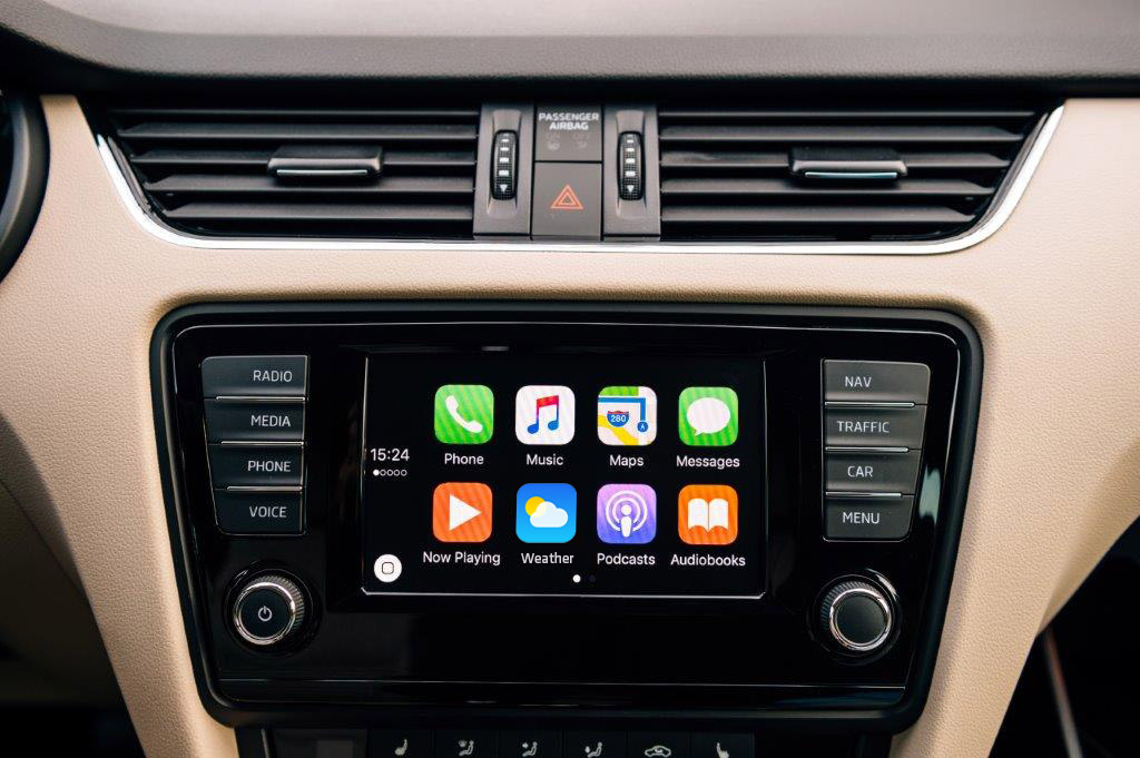 Berita, Android-Auto-Apple-CarPlau: Studi : Apple CarPlay & Android Auto Lebih Berbahaya dari Alkohol Saat Berkendara