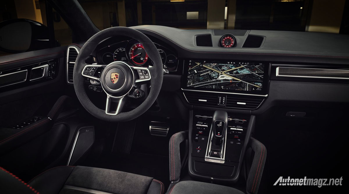 International, porsche-cayenne-gts-2021-interior: Porsche Cayenne GTS, Penengah yang Masuk Akal