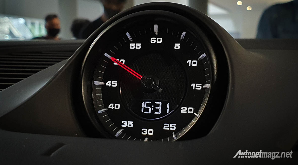 Berita, porsche-sport-chrono-clock: Porsche Cayenne Coupe Goyang Pasar SUV Coupe Indonesia