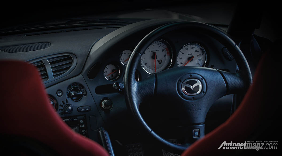 Berita, interior-mazda-rx7: Mazda Bikin Lagi Suku Cadang Original RX-7 FC dan FD, Asik!