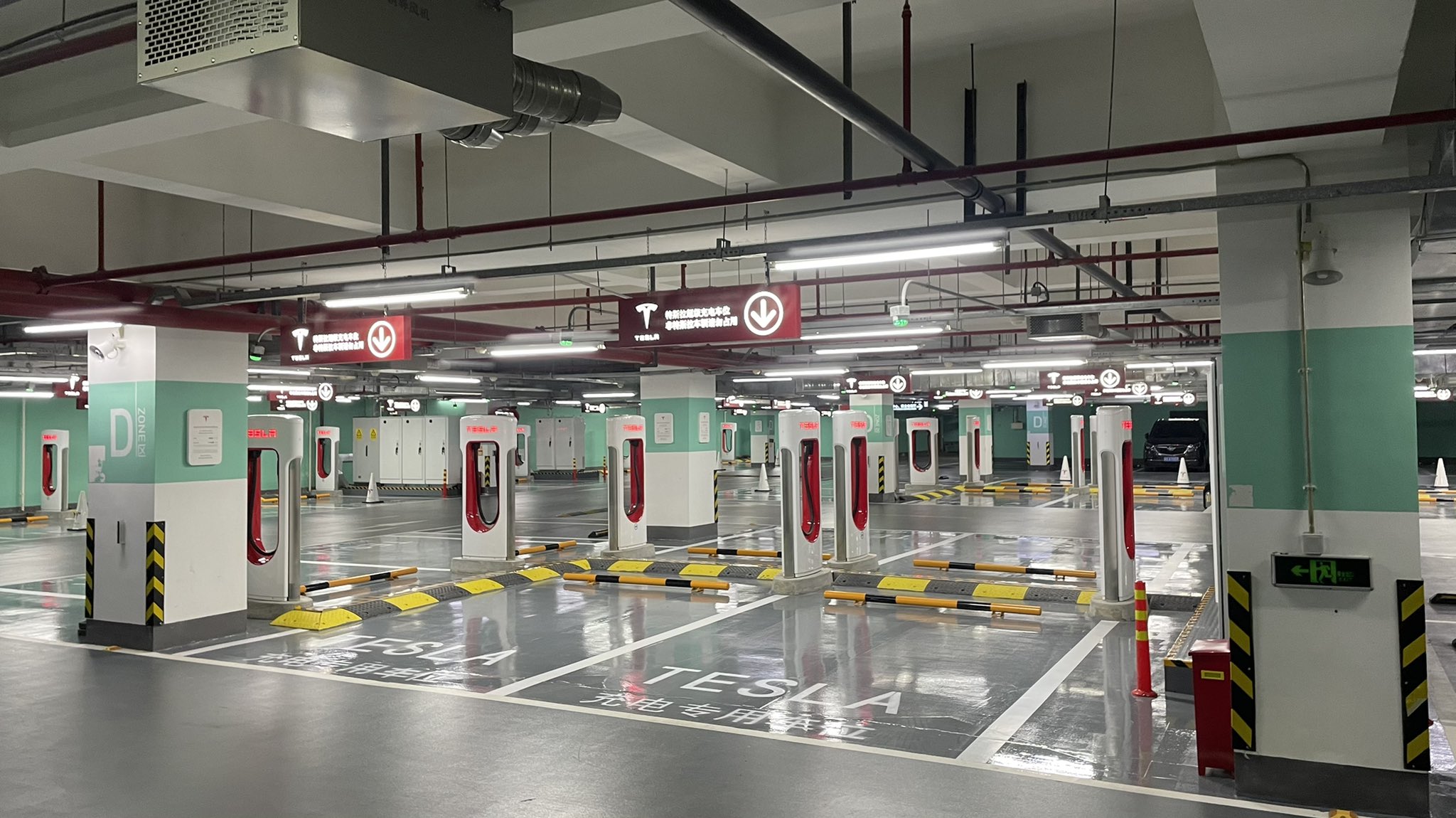 Hi-Tech, tesla-supercharger-shanghai-1: Tesla Bangun Stasiun Supercharger Terbesarnya, Di Tiongkok!