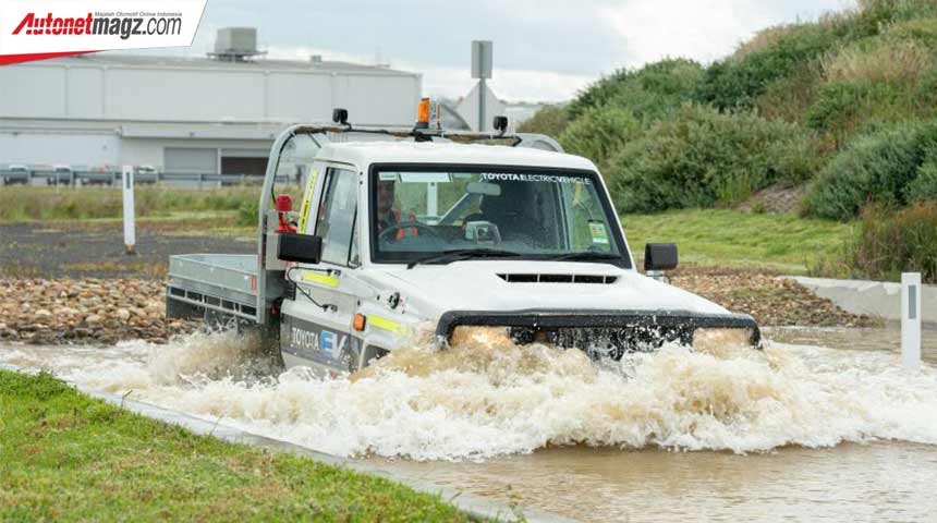 Berita, toyota-land-cruiser-70-ev-water-test: Toyota Land Cruiser 70 Jadi Mobil Elektrik?