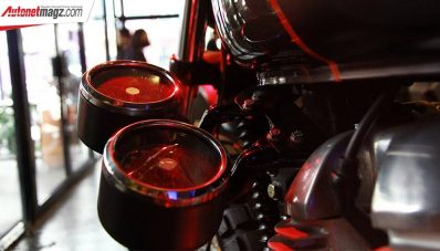 Royal Enfield Dan Smoked Garage Rilis Kit Off/Grid! Royal Enfield Dan Smoked Garage Rilis Kit Off/Grid!