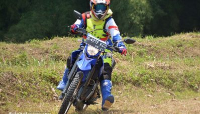 Cara Mengendarai Motor Off-Road Pakai Yamaha WR 155 R Cara Mengendarai Motor Off-Road Pakai Yamaha WR 155 R