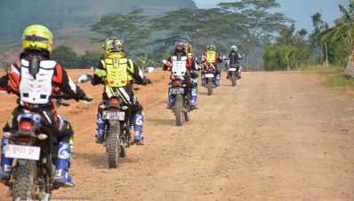 Cara Mengendarai Motor Off-Road Pakai Yamaha WR 155 R Cara Mengendarai Motor Off-Road Pakai Yamaha WR 155 R